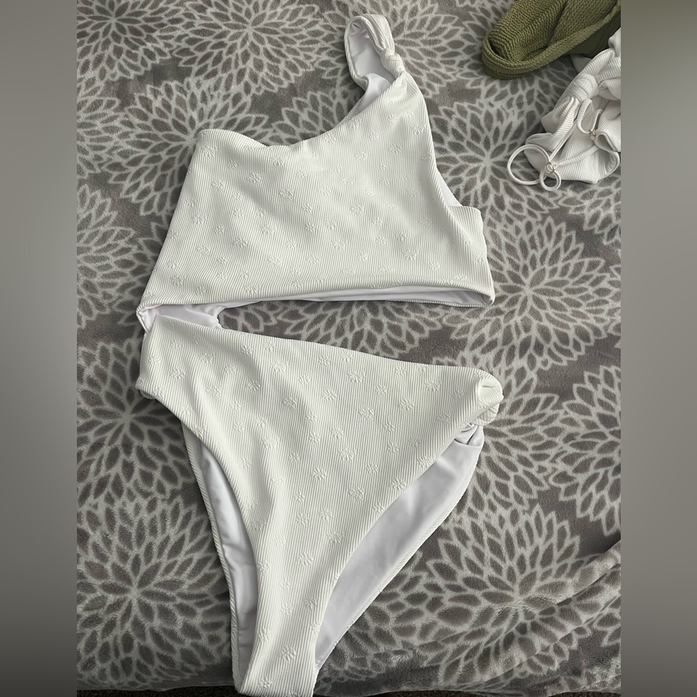 Skatie White Textured One-Shoulder Swim